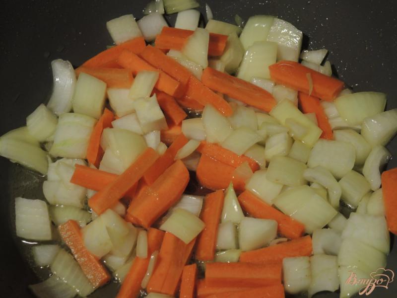 Фото приготовление рецепта: Греча с овощами и сосисками шаг №6