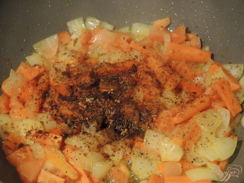 Фото приготовление рецепта: Греча с овощами и сосисками шаг №7