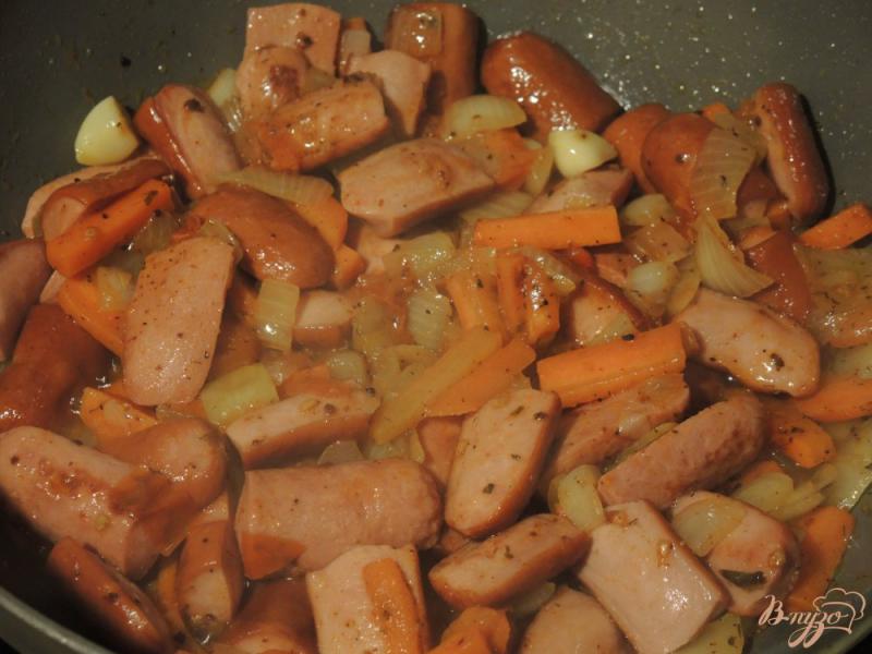 Фото приготовление рецепта: Греча с овощами и сосисками шаг №8