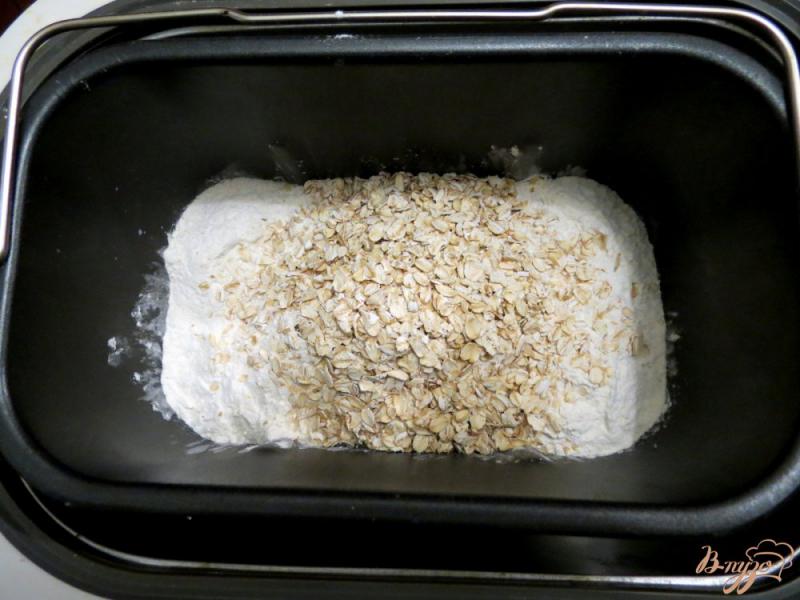 Фото приготовление рецепта: Чесночный хлеб с травами и грецкими орехами шаг №5