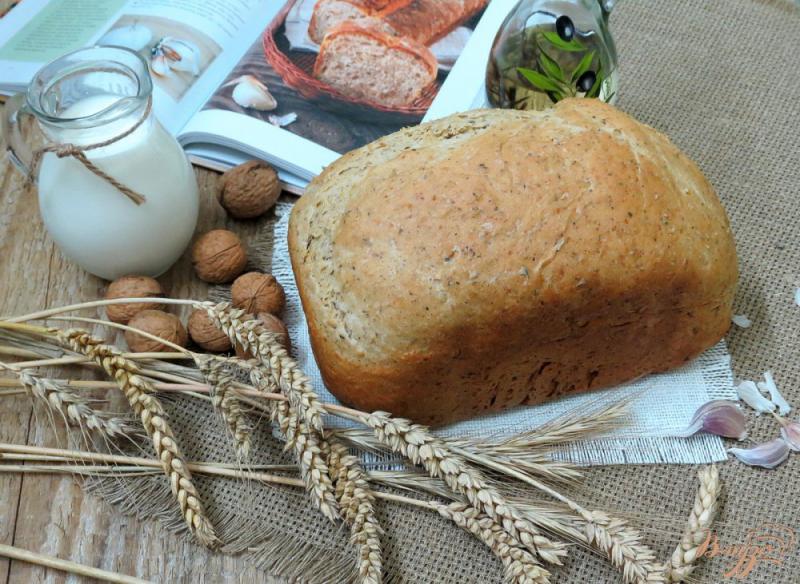 Фото приготовление рецепта: Чесночный хлеб с травами и грецкими орехами шаг №9