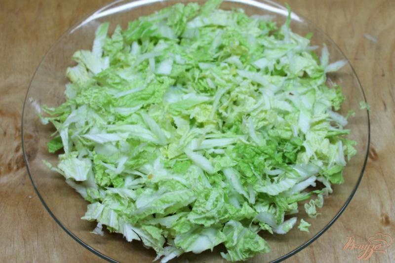 Фото приготовление рецепта: Салат из пекинской капусты с отварной говядиной и сыром шаг №1