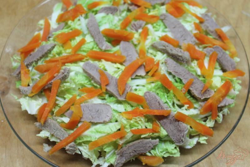 Фото приготовление рецепта: Салат из пекинской капусты с отварной говядиной и сыром шаг №3