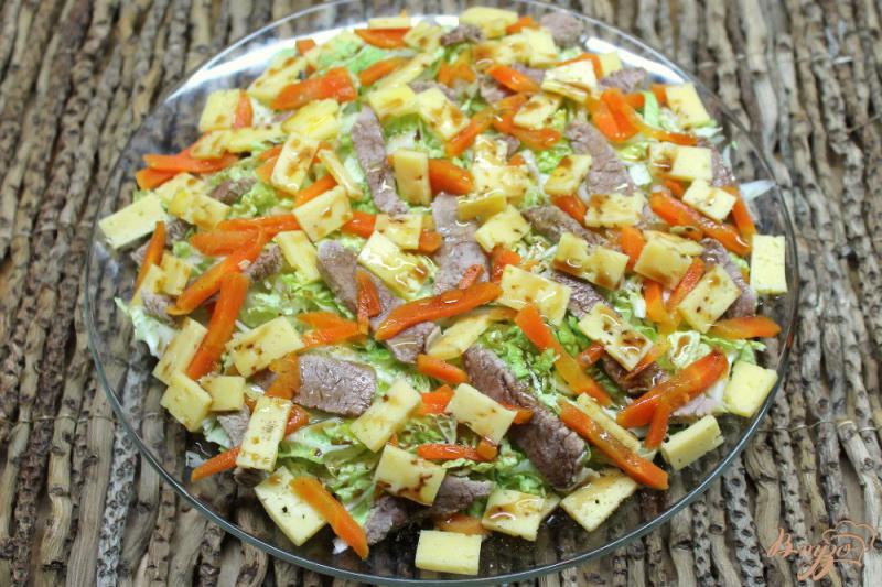 Фото приготовление рецепта: Салат из пекинской капусты с отварной говядиной и сыром шаг №5