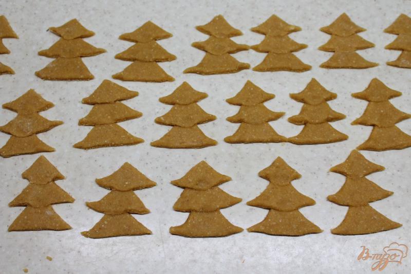 Фото приготовление рецепта: Печенье «Снежные елочки» на овсяной и пшеничной муке шаг №6