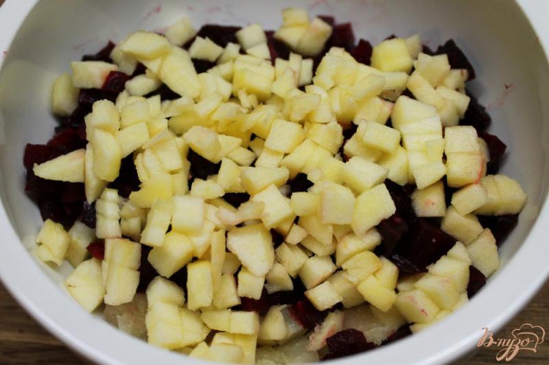 Фото приготовление рецепта: Салат из печеных овощей, яблока и квашенной капусты. шаг №4