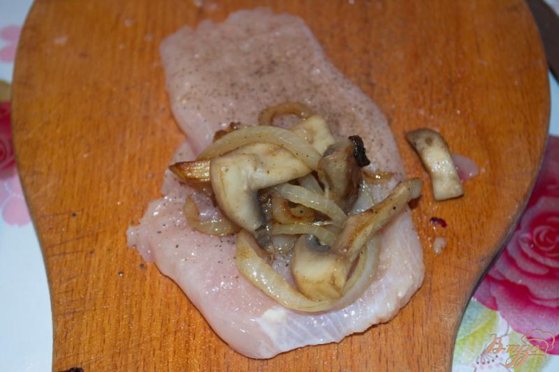Фото приготовление рецепта: Праздничные куриные рулеты с грибами шаг №4