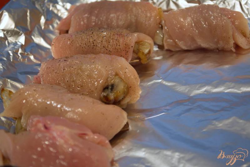 Фото приготовление рецепта: Праздничные куриные рулеты с грибами шаг №6