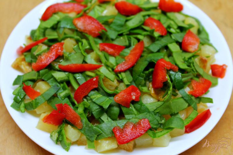 Фото приготовление рецепта: Картофельный салат со шпинатом и болгарским перцем шаг №5