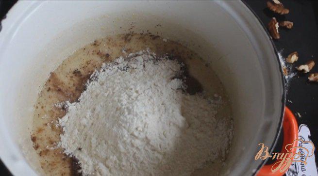 Фото приготовление рецепта: Хлебный пудинг с заварным кремом, бананом и орехами шаг №2