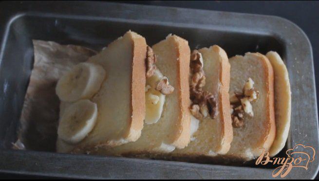 Фото приготовление рецепта: Хлебный пудинг с заварным кремом, бананом и орехами шаг №7