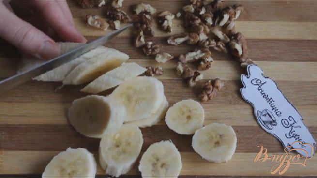 Фото приготовление рецепта: Хлебный пудинг с заварным кремом, бананом и орехами шаг №6
