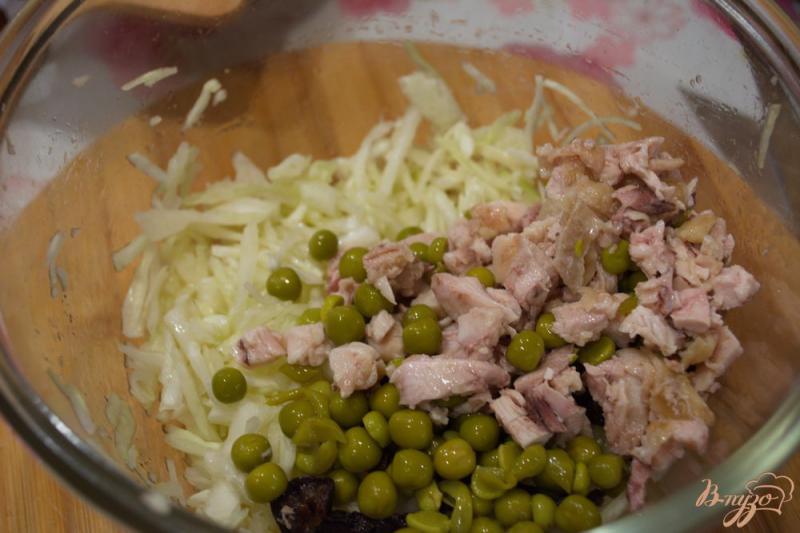 Фото приготовление рецепта: Простой салат с курицей и черносливом шаг №4