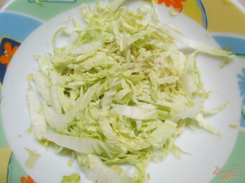 Фото приготовление рецепта: Салат из пекинской капусты с домашней колбасой шаг №1