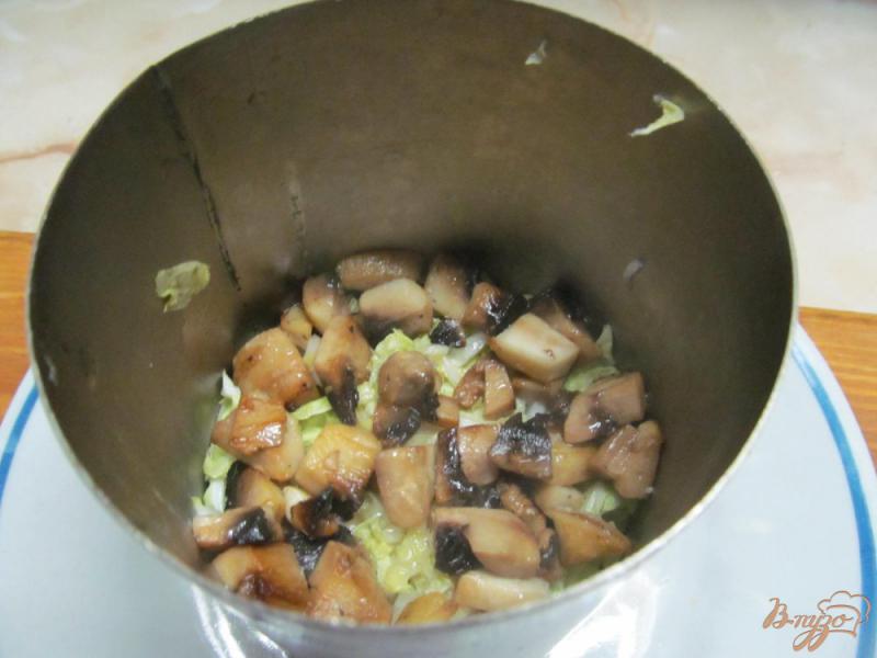 Фото приготовление рецепта: Салат из пекинской капусты с домашней колбасой шаг №4
