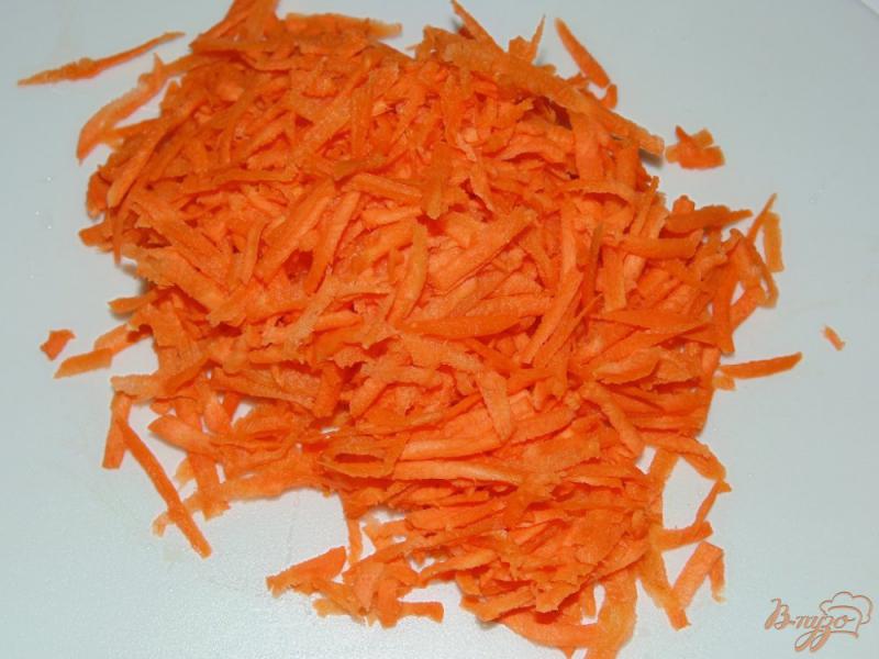 Фото приготовление рецепта: Капустный салат с копченым сыром и морковью шаг №2