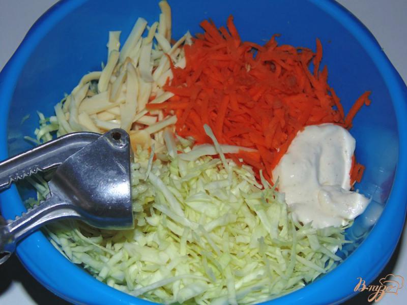 Фото приготовление рецепта: Капустный салат с копченым сыром и морковью шаг №4