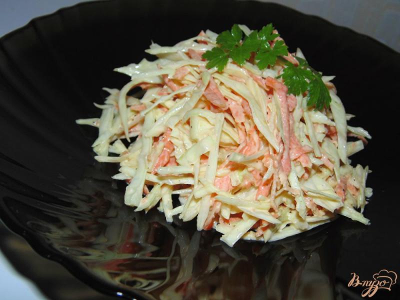Фото приготовление рецепта: Капустный салат с копченым сыром и морковью шаг №5