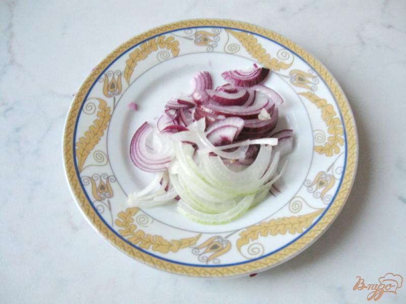 Фото приготовление рецепта: Салат с яблоком и сельдью. шаг №2