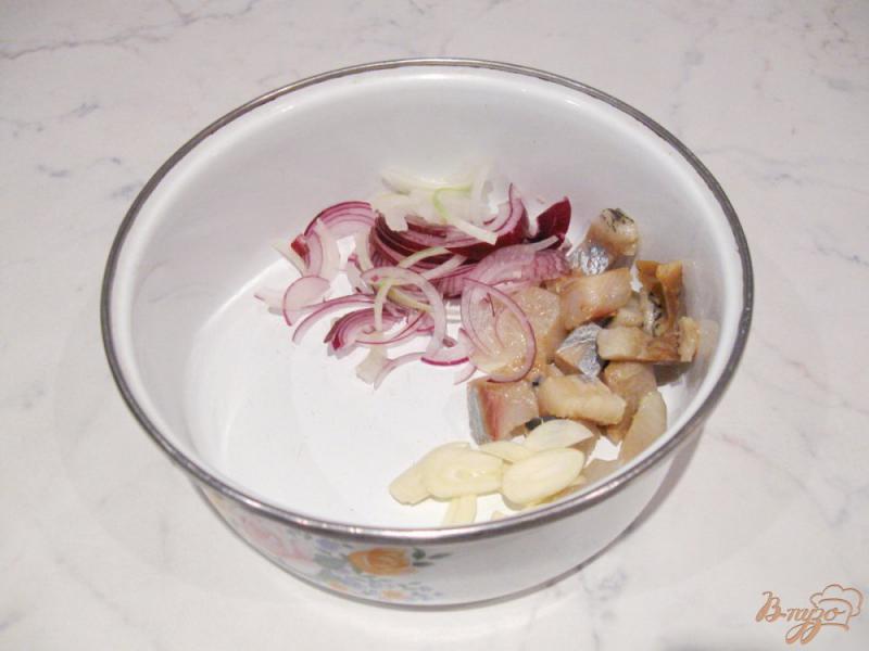 Фото приготовление рецепта: Салат с яблоком и сельдью. шаг №4