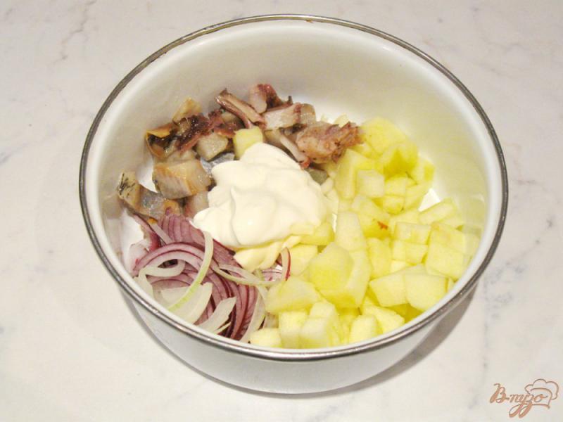 Фото приготовление рецепта: Салат с яблоком и сельдью. шаг №5