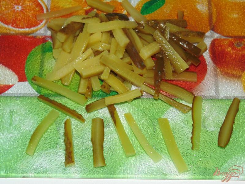 Фото приготовление рецепта: Салат из свеклы с маринованным огурчиком шаг №2