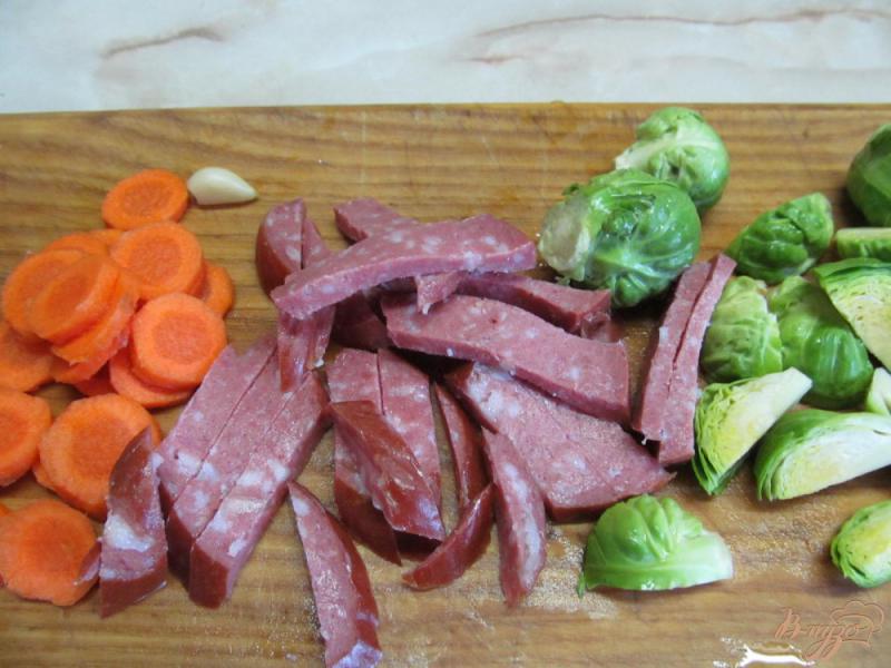 Фото приготовление рецепта: Теплый салат из макарон капусты и салями шаг №1