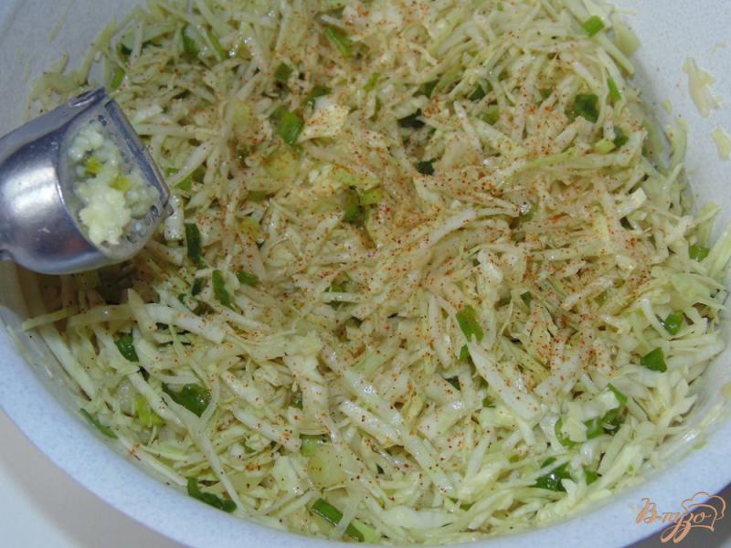 Фото приготовление рецепта: Острый салат из белокочанной капусты без соли шаг №5