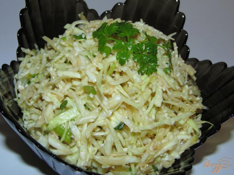 Фото приготовление рецепта: Острый салат из белокочанной капусты без соли шаг №7