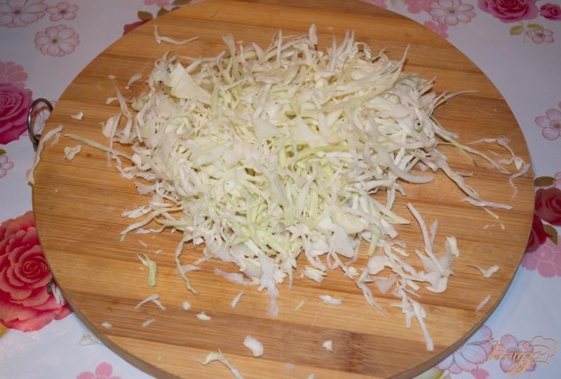 Фото приготовление рецепта: Легкий салат с колбасой и сухариками шаг №1