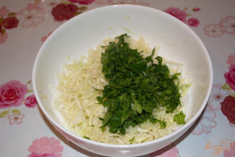 Фото приготовление рецепта: Легкий салат с колбасой и сухариками шаг №2
