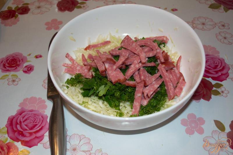 Фото приготовление рецепта: Легкий салат с колбасой и сухариками шаг №3