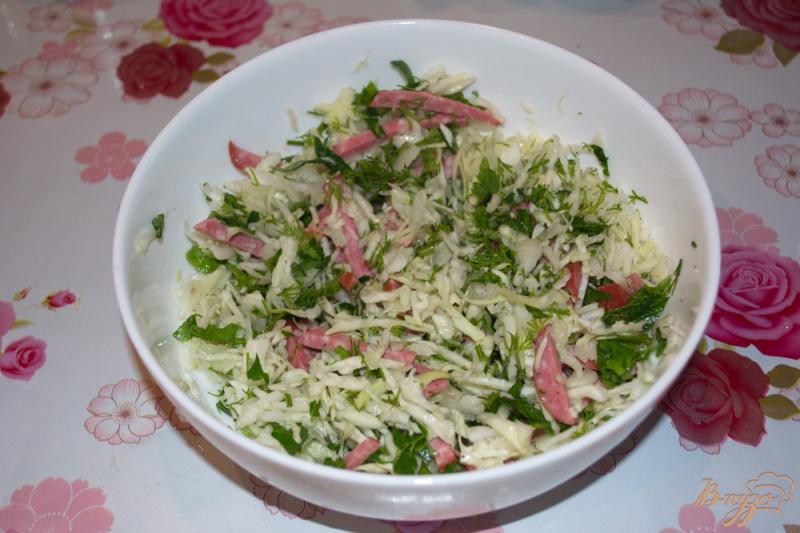 Фото приготовление рецепта: Легкий салат с колбасой и сухариками шаг №4