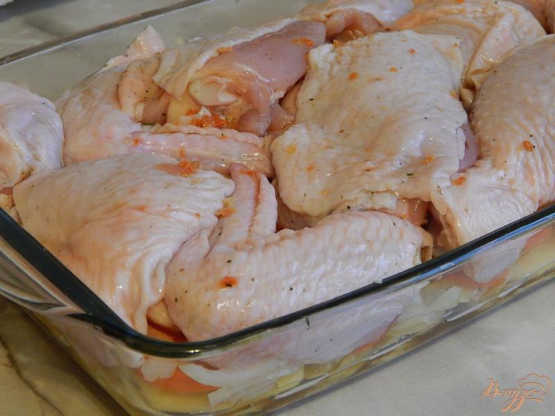 Фото приготовление рецепта: Запеченноя курица на овощной подушке шаг №6