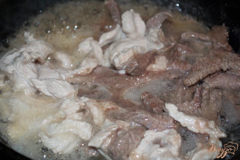 Фото приготовление рецепта: Жаркое на сковороде с двумя видами мяса шаг №5