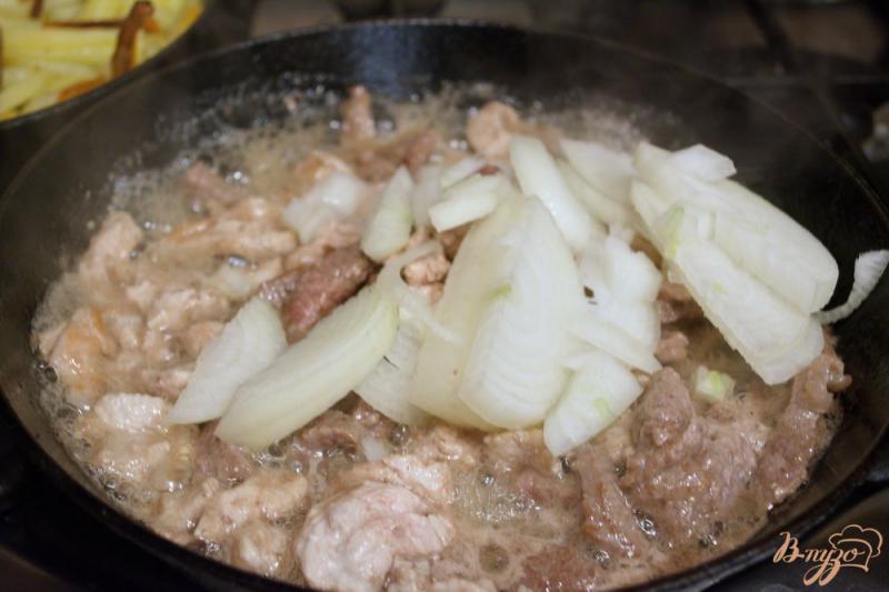 Фото приготовление рецепта: Жаркое на сковороде с двумя видами мяса шаг №6
