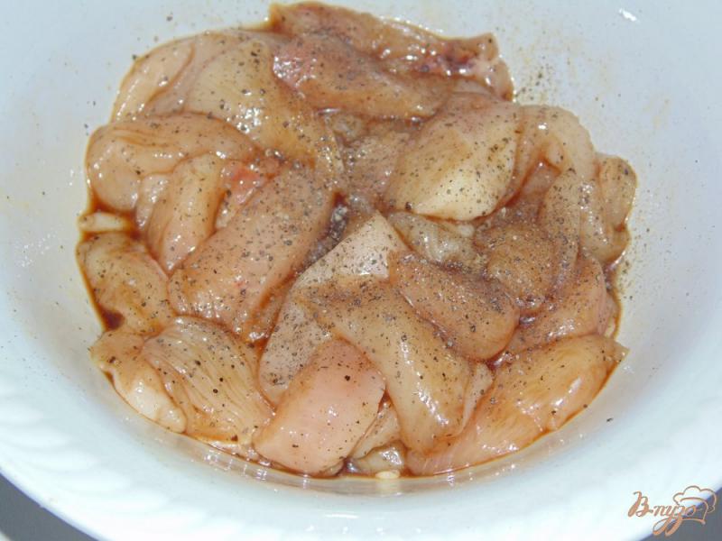 Фото приготовление рецепта: Макароны с маринованным мясом индейки шаг №2