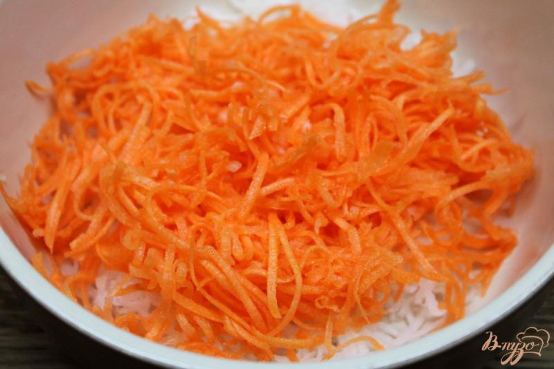 Фото приготовление рецепта: Салат из дайкона, моркови и яблока шаг №3