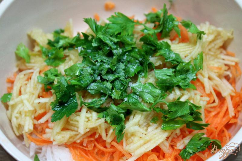 Фото приготовление рецепта: Салат из дайкона, моркови и яблока шаг №5