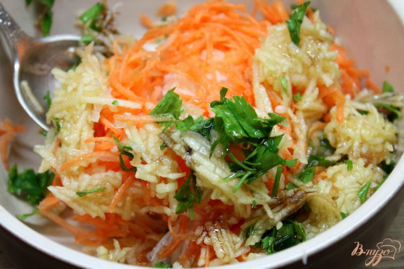 Фото приготовление рецепта: Салат из дайкона, моркови и яблока шаг №6