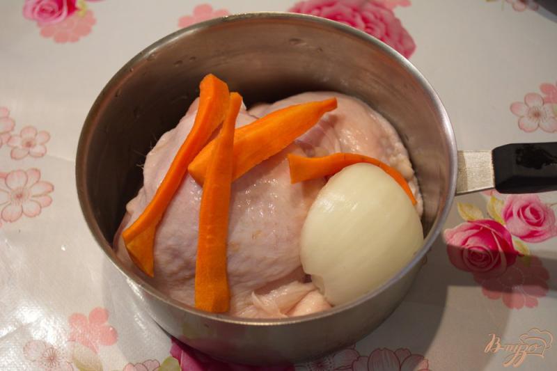 Фото приготовление рецепта: Заливное из курицы шаг №2