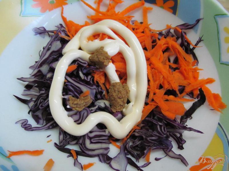 Фото приготовление рецепта: Салат из красной капусты с крабовыми палочками шаг №3