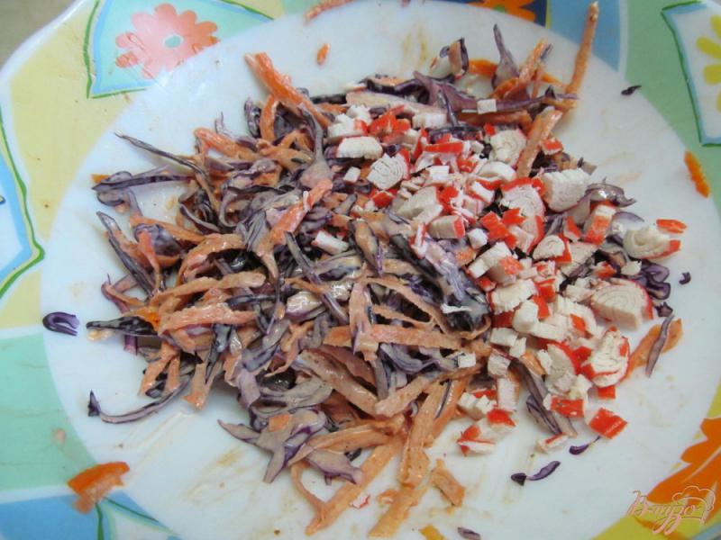 Фото приготовление рецепта: Салат из красной капусты с крабовыми палочками шаг №4