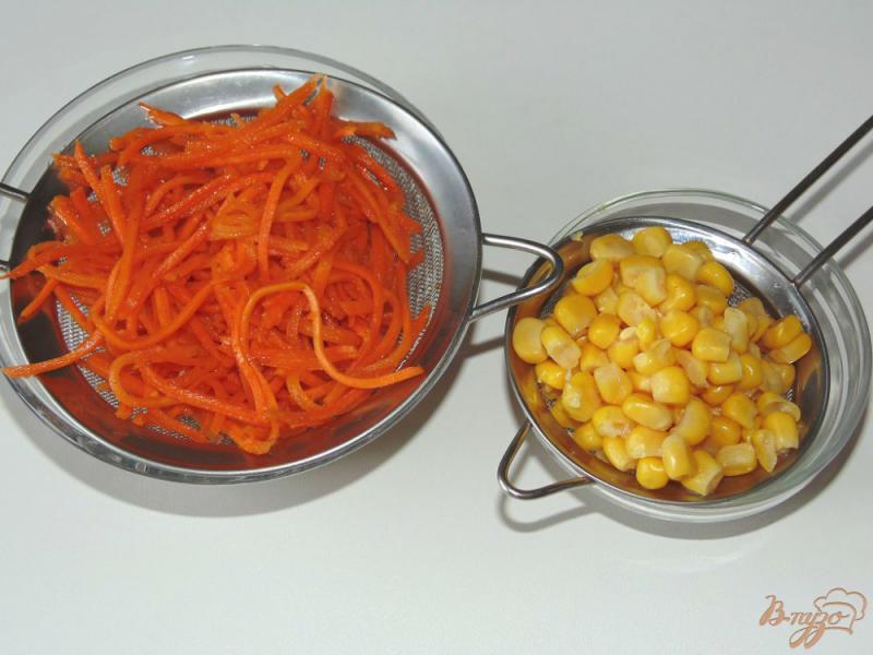 Фото приготовление рецепта: Салат из пекинской капусты с твердым сыром и морковью по-корейски шаг №3