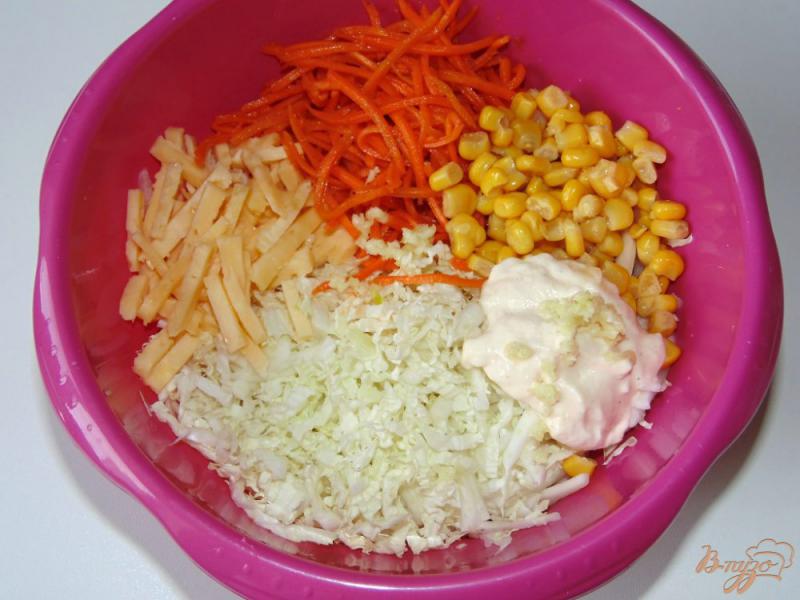 Фото приготовление рецепта: Салат из пекинской капусты с твердым сыром и морковью по-корейски шаг №4