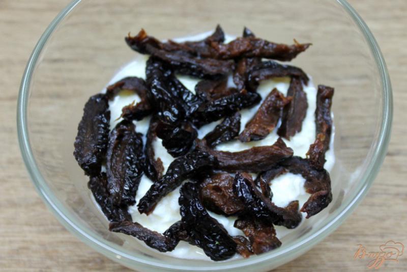 Фото приготовление рецепта: Творожный десерт с черносливом, орехами и шоколадной глазурью шаг №4