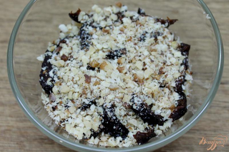 Фото приготовление рецепта: Творожный десерт с черносливом, орехами и шоколадной глазурью шаг №5