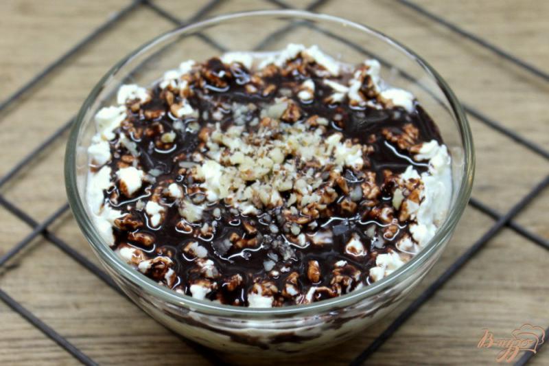 Фото приготовление рецепта: Творожный десерт с черносливом, орехами и шоколадной глазурью шаг №7