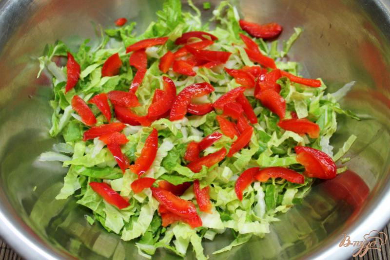Фото приготовление рецепта: Порционный салат из пекинской капусты с болгарским перцем и фетой шаг №4