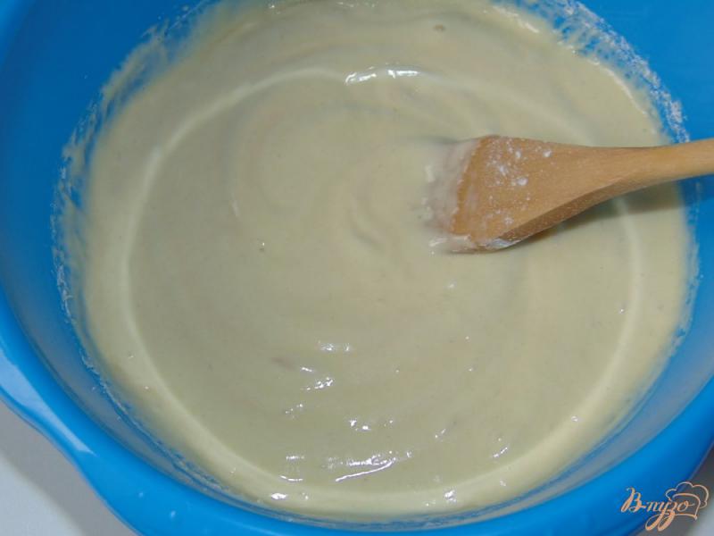 Фото приготовление рецепта: Пирог на бисквитном тесте с яблоком и вишней шаг №2